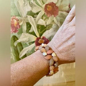 Pretty Stretchy gold tone Bracelet